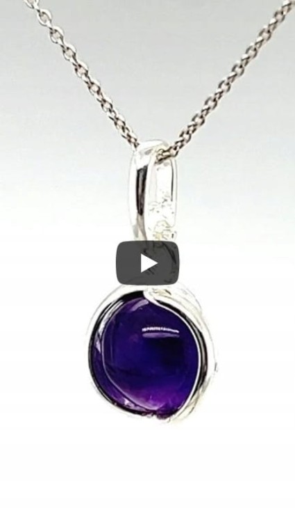 detailaufnahme des violetten amethyst edelsteins
