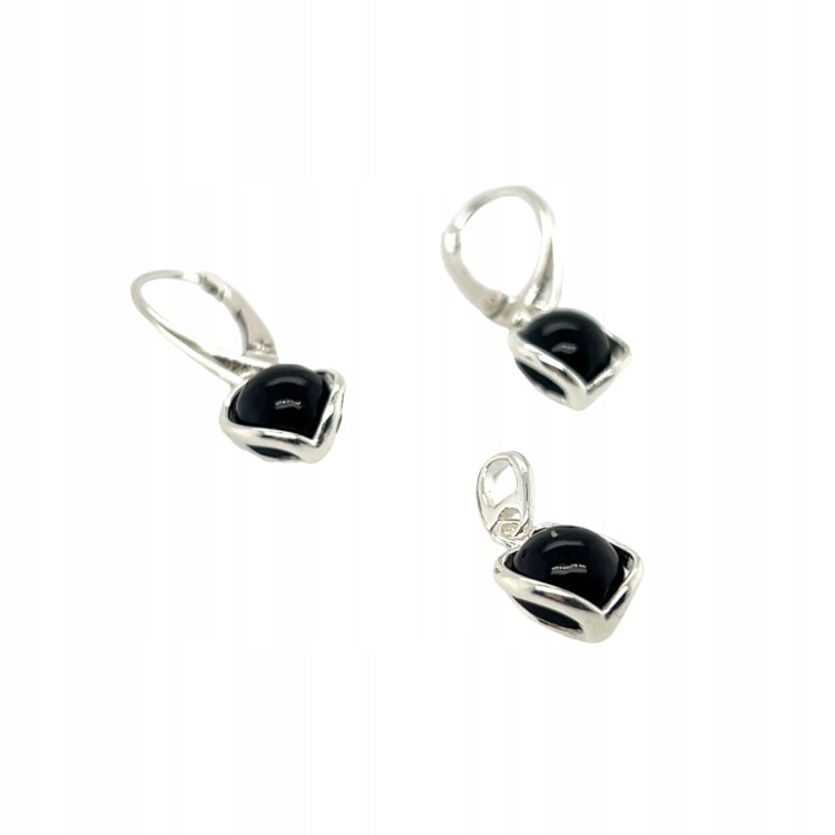 Schwarzer Onyx Edelstein in Silber gefasst