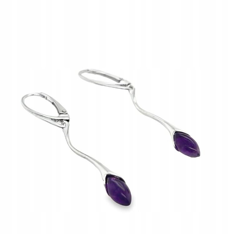 Elegante silberne Ohrringe mit violettem Edelstein