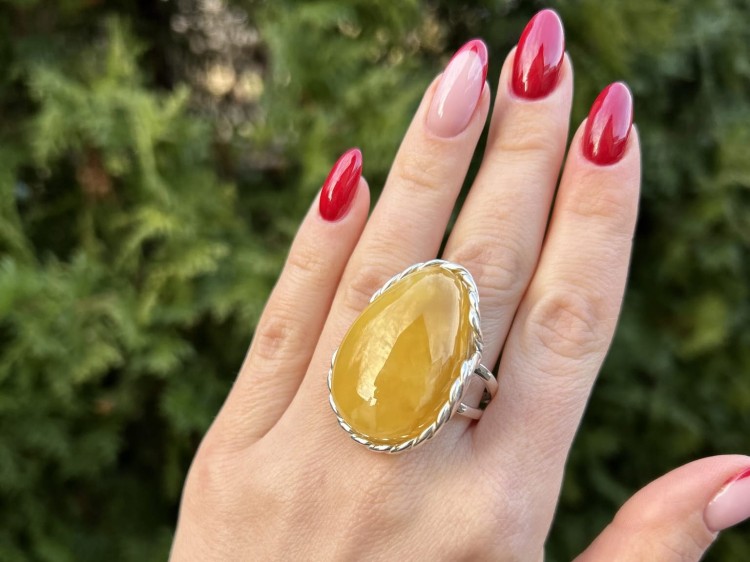 silberring mit bernstein detailaufnahme