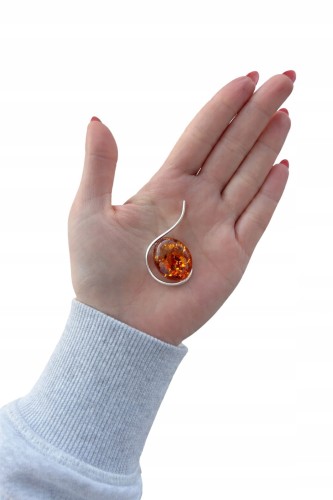 silberanhaenger mit baltischem bernstein cognac farben