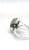 Ring mit grünem Bernstein an der Hand