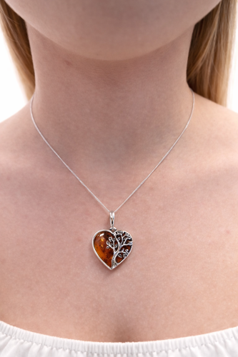 Handgefertigter Bernsteinschmuck Herz