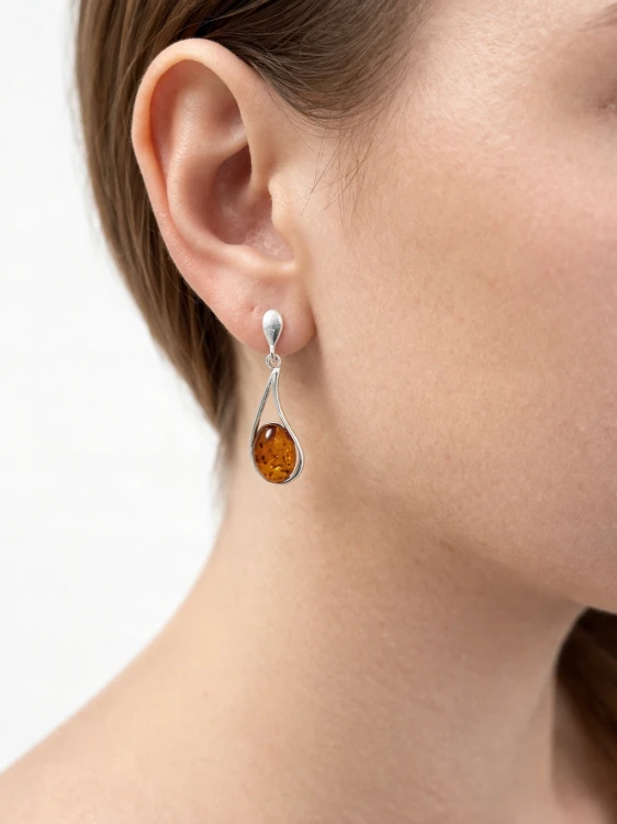 detailaufnahme ohrring mit naturbernstein