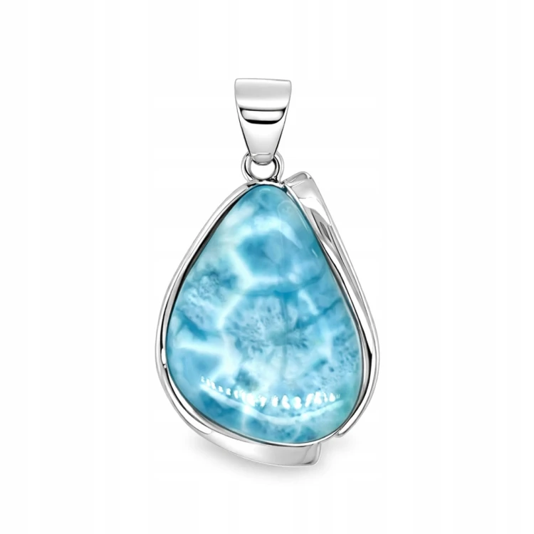 Nahaufnahme des Larimar Edelsteins in Silberfassung