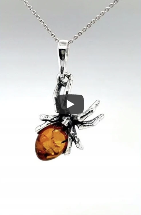 Silberne Spinne mit Naturbernstein Detailansicht