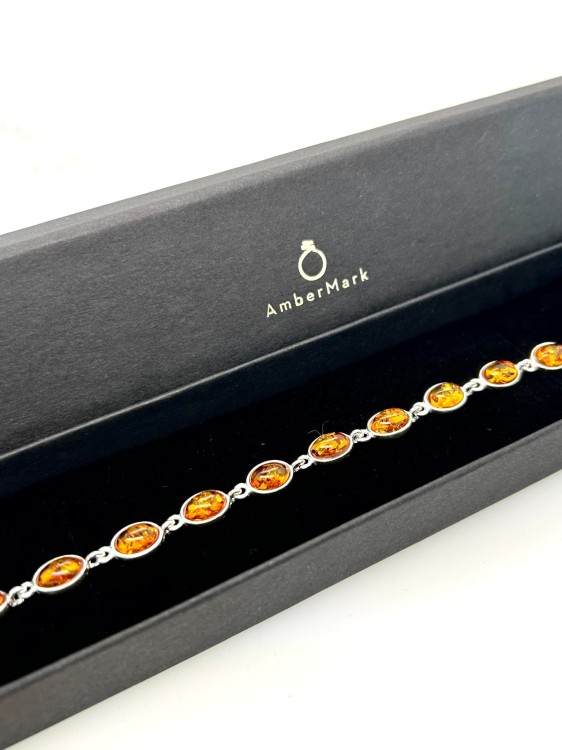 silberarmband mit bernstein oval nahaufnahme