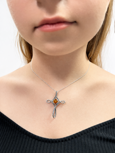 Klassisches Silberkreuz mit Naturbernstein