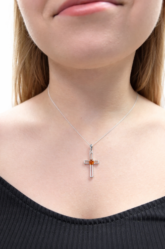 Silbernes Kreuz mit Naturbernstein