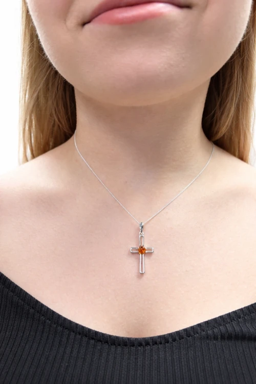 Silbernes Kreuz mit Naturbernstein