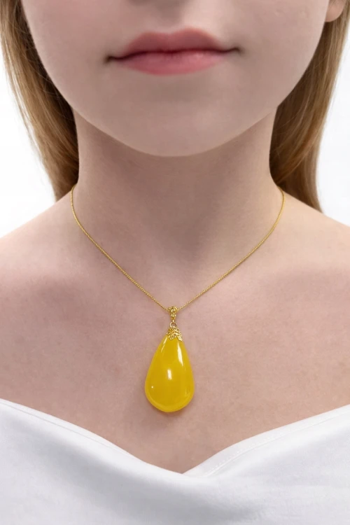 eleganter bernsteinschmuck anhaenger nahaufnahme
