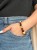 handgefertigtes bernstein armband nahaufnahme