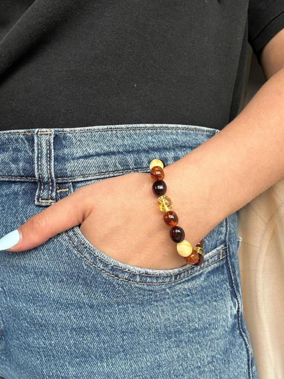 handgefertigtes bernstein armband nahaufnahme