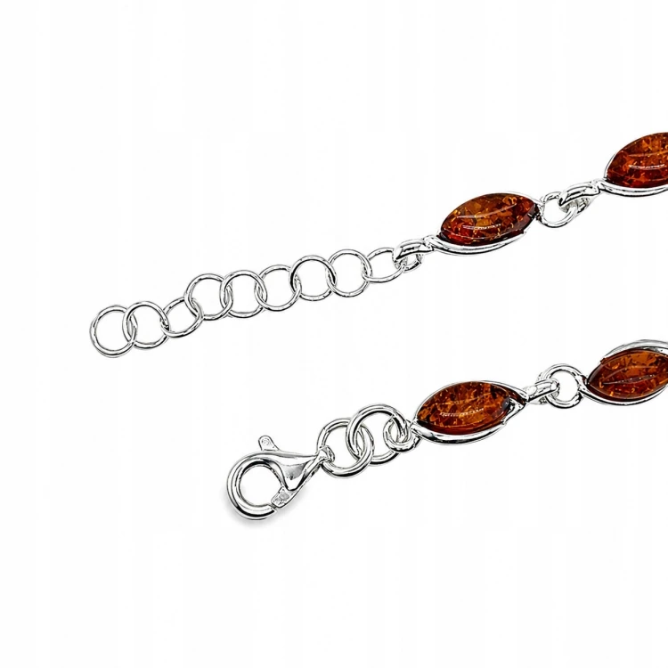 Nahaufnahme Silberarmband mit Bernstein Markiza