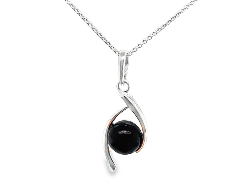 Schwarzer Onyx Edelstein in Silberfassung