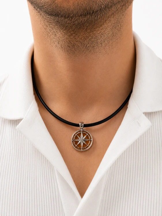 Silberanhänger Kompassrose mit schwarzem Lederband