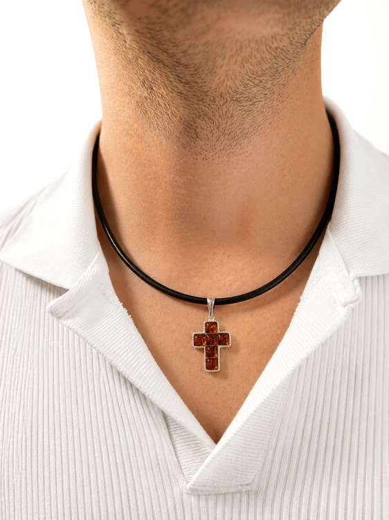 bernstein anhänger kreuz detail