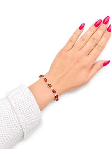 silberarmband mit bernstein am handgelenk