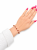 silberarmband mit bernstein am handgelenk