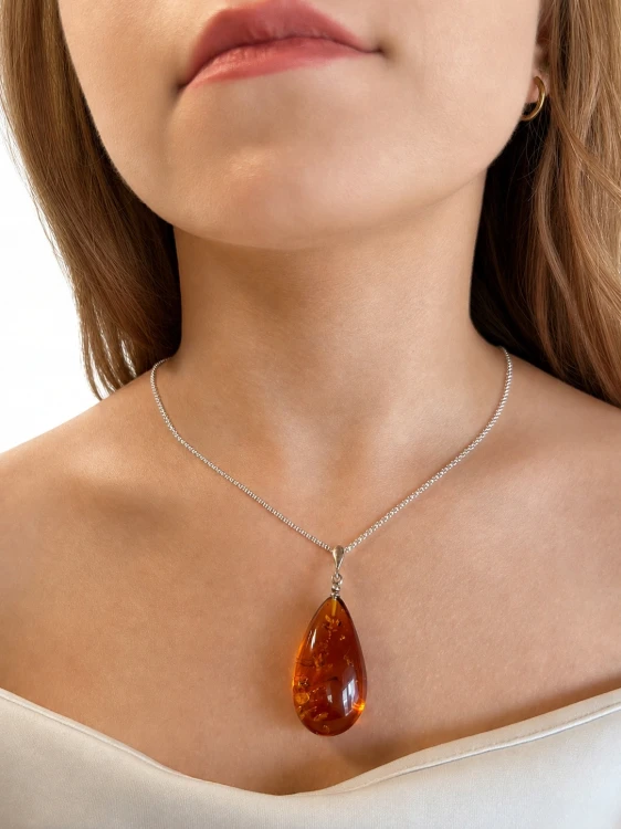 Detailaufnahme Bernsteinanhänger cognac