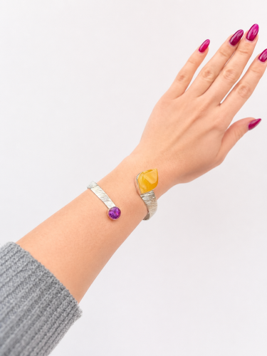 Detailaufnahme des baltischen Bernsteins im Armband