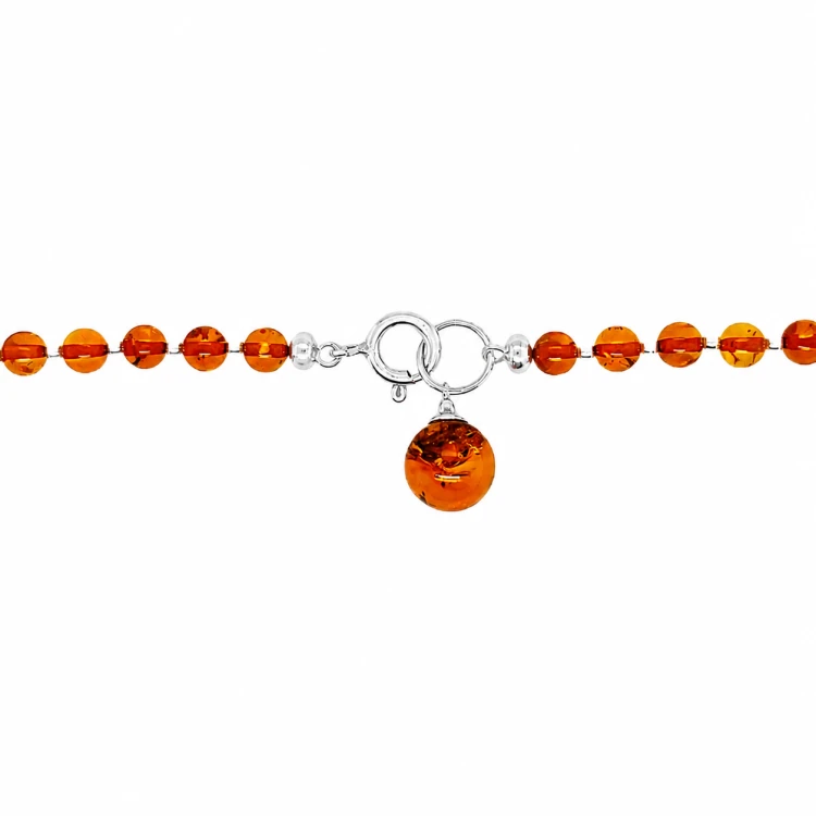 Detailansicht des Silberarmbands mit Bernsteinperle