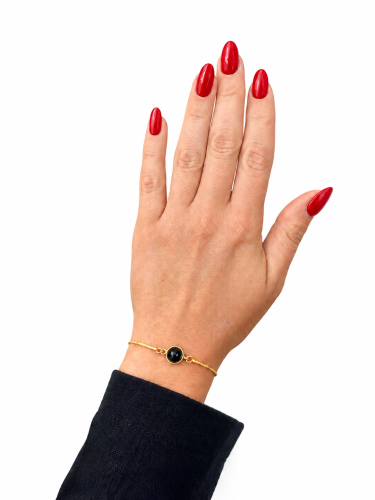 Detailaufnahme Onyx-Armband vergoldet