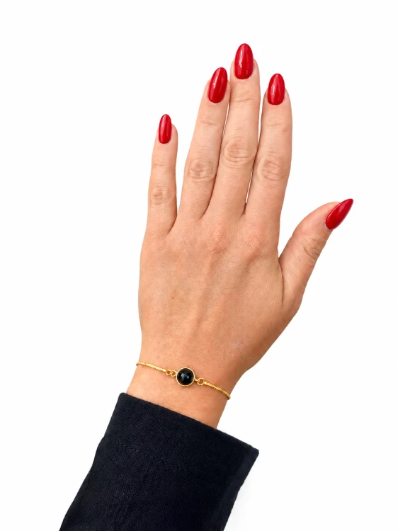 Detailaufnahme Onyx-Armband vergoldet