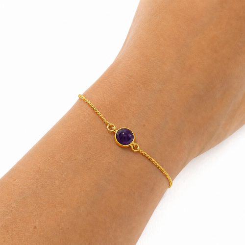 detail des amethyst steins am silberarmband