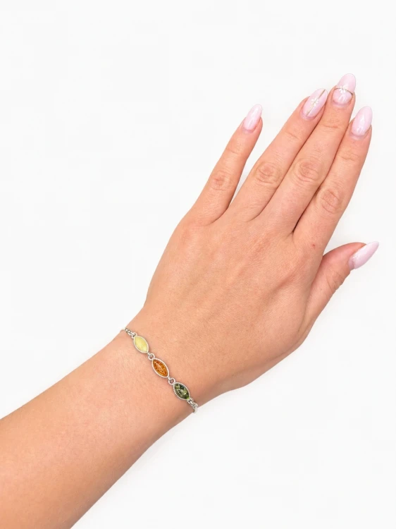 detailansicht-polierter-bernstein-im-silberarmband