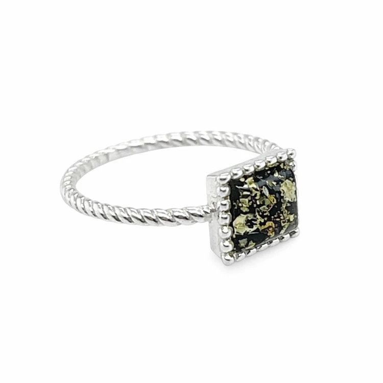 Handgefertigter silberner Ring mit Bernstein