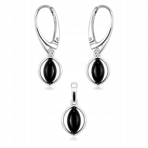 Nahaufnahme Onyx Anhänger und Ohrringe aus Silber