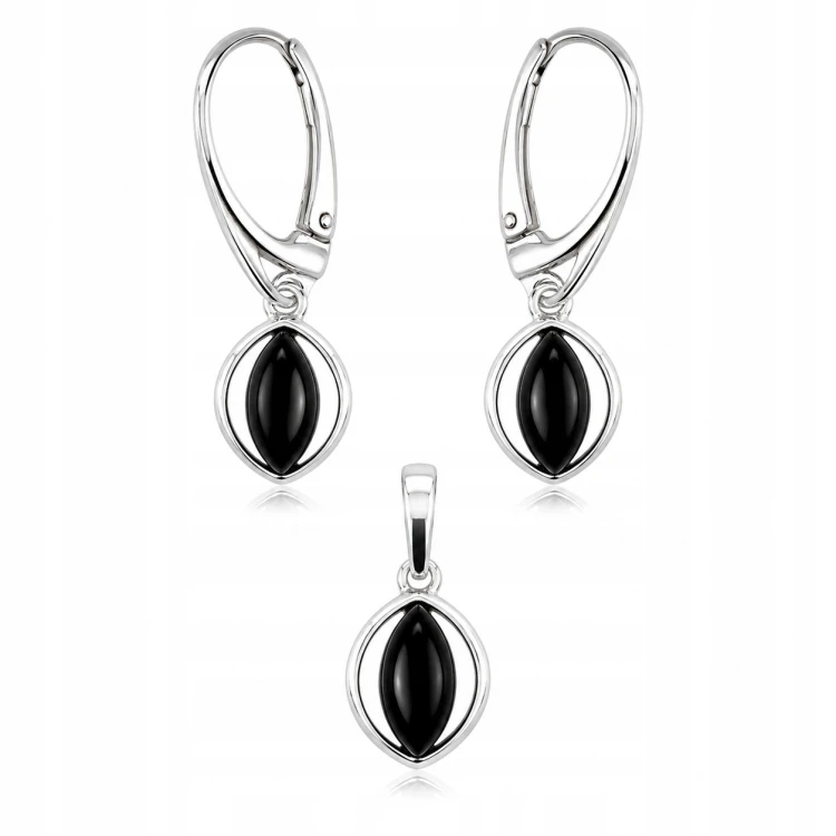 Nahaufnahme Onyx Anhänger und Ohrringe aus Silber