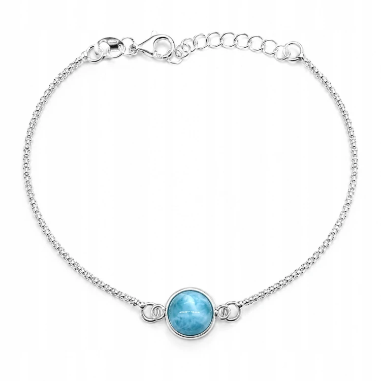 Silberarmband mit Larimar am Handgelenk getragen