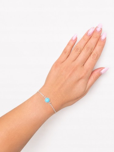 Nahaufnahme des Larimar Steins im silbernen Armband