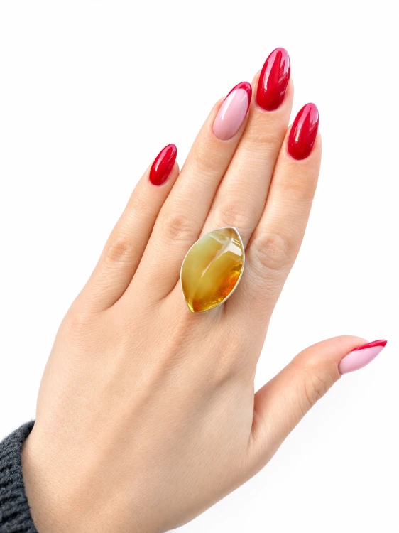 Eleganter Ring mit Naturbernstein aus Polen