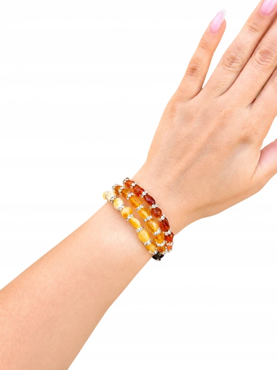 Schmuck mit Naturbernstein in verschiedenen Farbtönen