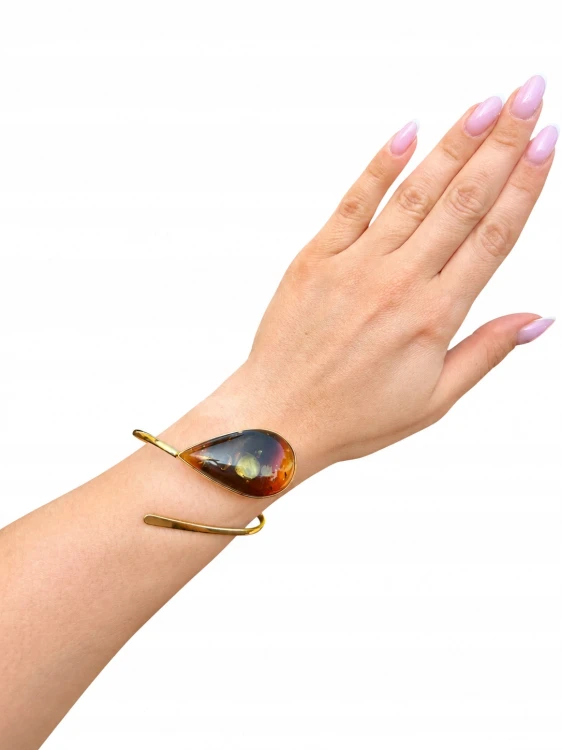 silberne armspange mit naturbernstein