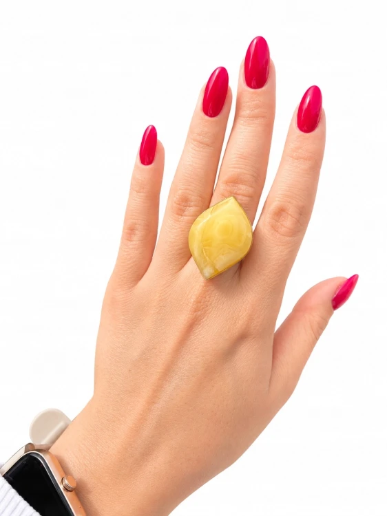 Eleganter Damenring mit Naturbernstein