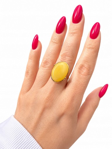 Verstellbarer Silberring mit Naturbernstein am Finger