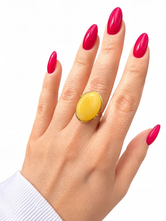 Verstellbarer Silberring mit Naturbernstein am Finger