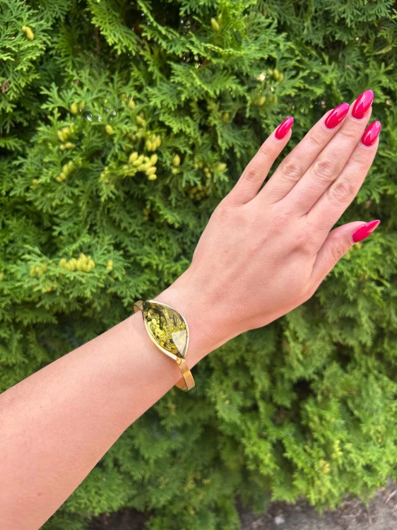 Detailaufnahme des vergoldeten Armbands