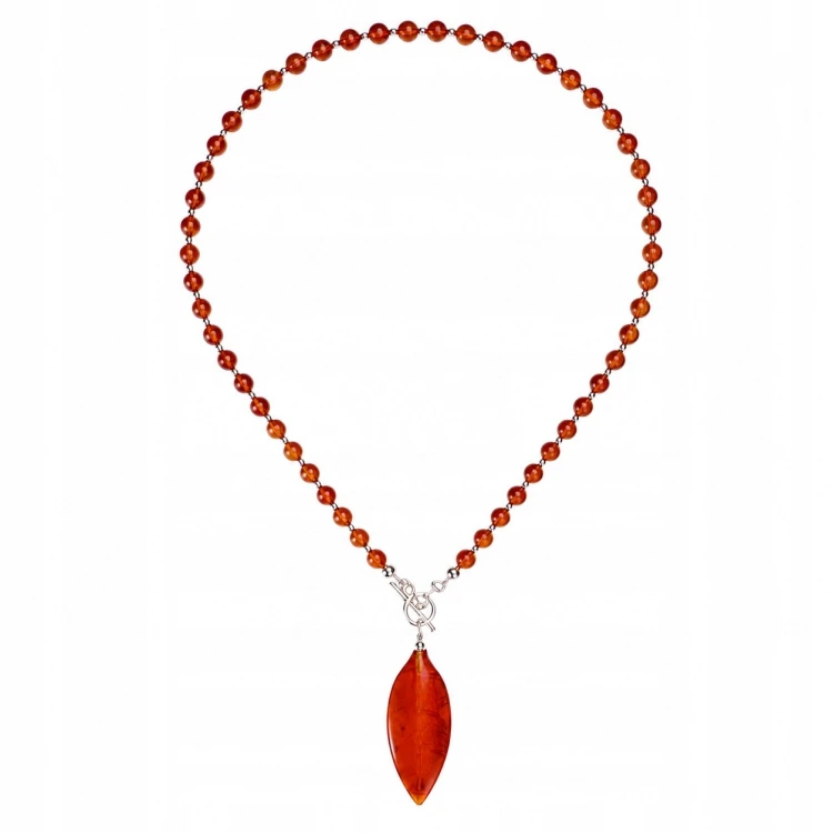 Silbernes Collier mit matten Bernsteinperlen und Blattanhänger