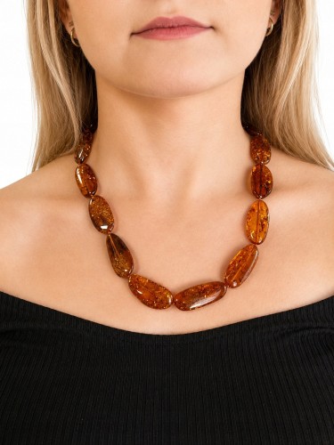 Elegantes Bernstein-Collier in Cognac
