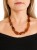 Elegantes Bernstein-Collier in Cognac