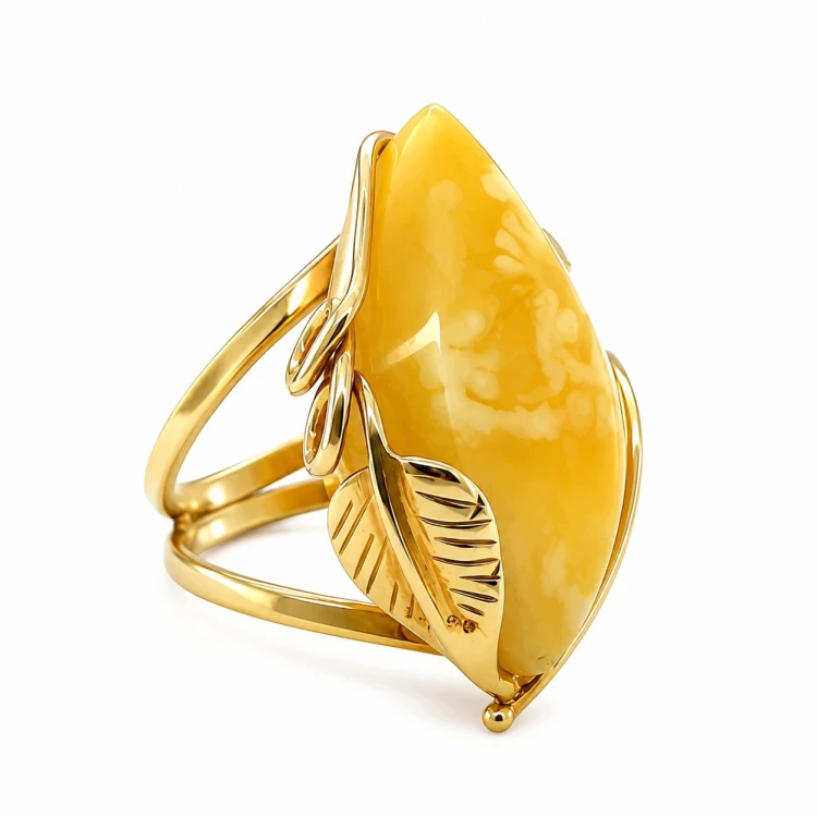 Silberner Ring mit milchigem Bernstein Vorderansicht