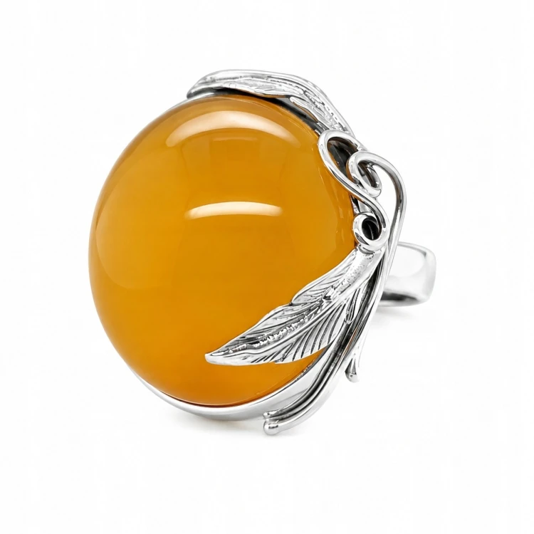 Silberring mit milchigem Bernstein und dekorativem Blattdesign