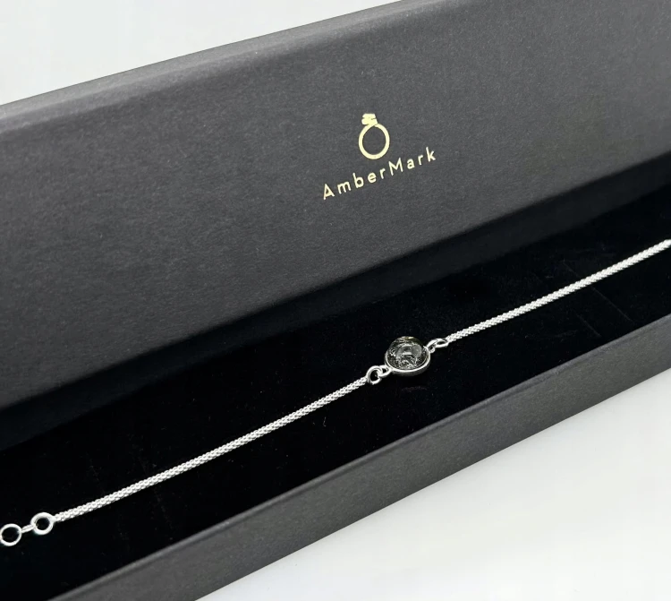silbernes armband mit gruenem bernstein