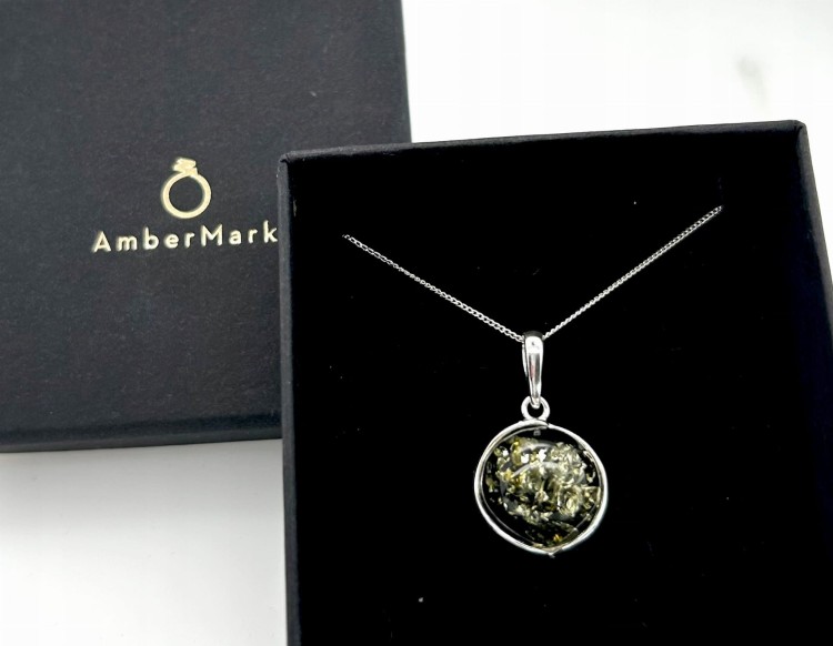 Eleganter Schmuck aus Silber und Bernstein