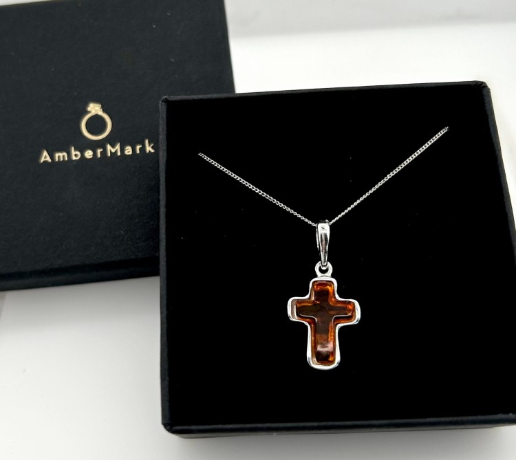 Handgefertigtes Kreuz aus baltischem Bernstein
